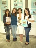 Учителката по английски език Веселка Александрова с три от преводачките