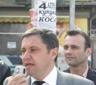 Яне Янев задържа линейка на кръстовище в Перник