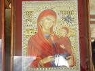 Монахини правят вечни икони от злато и кристали "Сваровски"