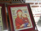 Монахини правят вечни икони от злато и кристали "Сваровски"