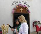 Черпят Бойко с манастирска ракийка за ЧРД в Дивотинския манастир