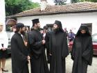 Черпят Бойко с манастирска ракийка за ЧРД в Дивотинския манастир